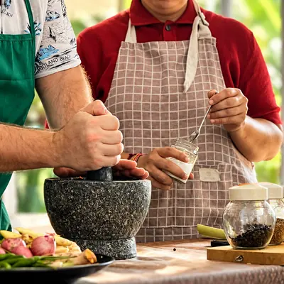 Atelier de cuisine, pilon et épices en action