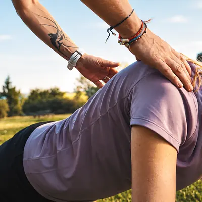 Coach corrigeant la posture d’une sportive en plein air