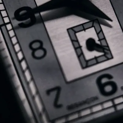 Détail macro d’un cadran de montre, en noir et blanc
