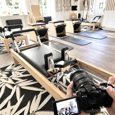 Coulisses d’un shooting dans un studio de Pilates