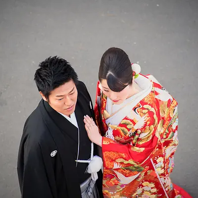 Couple de mariés en kimono traditionnel, vu du dessus
